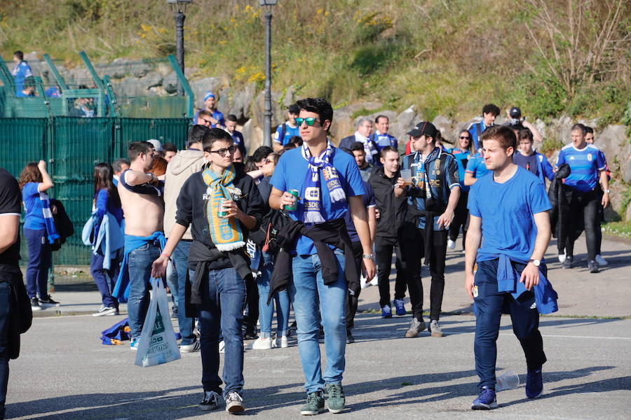 Los oviedistas animan la previa del derbi asturiano antes de subir a los autobuses que les llevarán a Gijón.