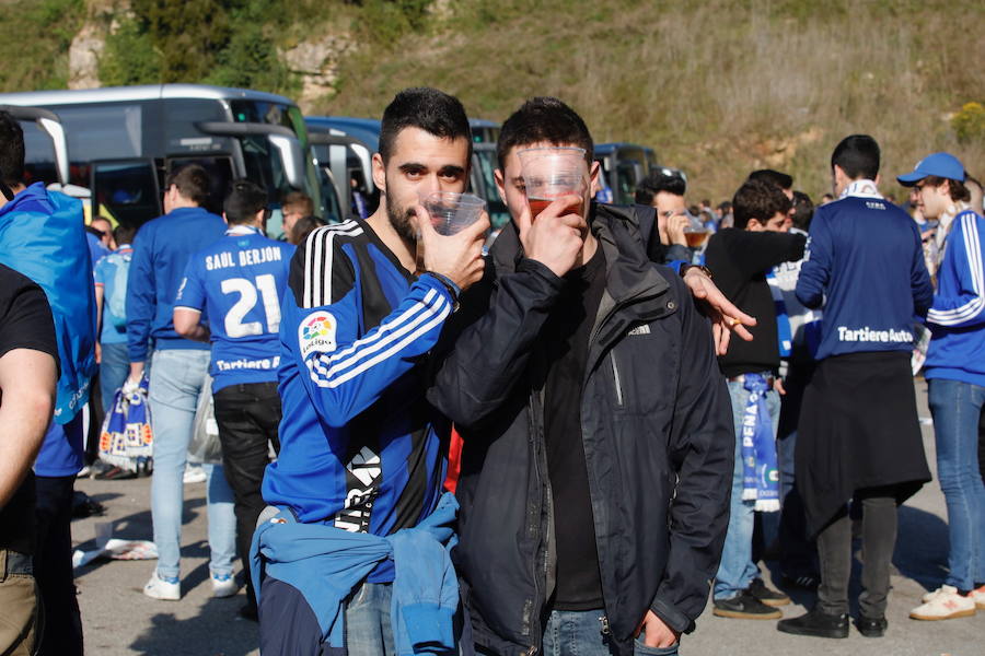 Los oviedistas animan la previa del derbi asturiano antes de subir a los autobuses que les llevarán a Gijón.