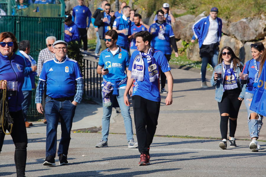 Los oviedistas animan la previa del derbi asturiano antes de subir a los autobuses que les llevarán a Gijón.