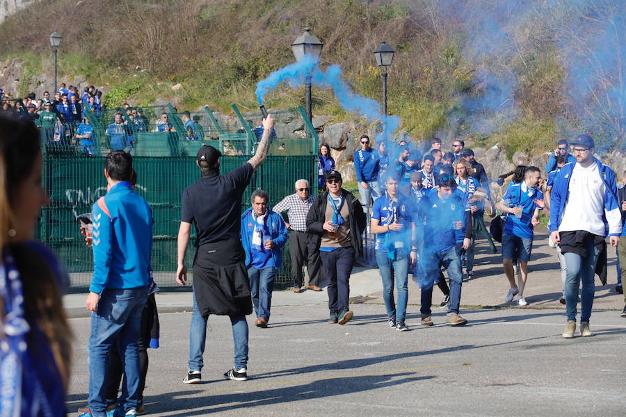 Los oviedistas animan la previa del derbi asturiano antes de subir a los autobuses que les llevarán a Gijón.