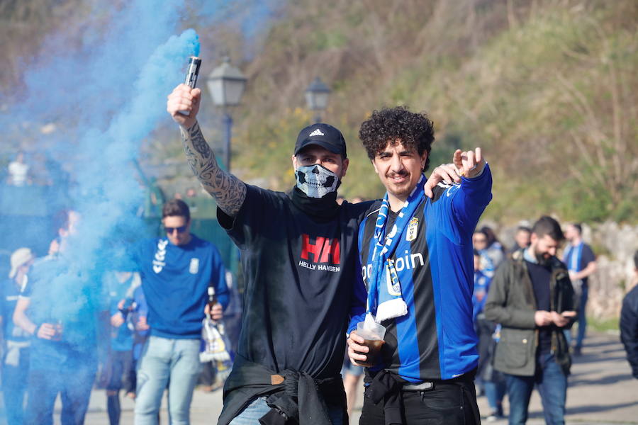 Los oviedistas animan la previa del derbi asturiano antes de subir a los autobuses que les llevarán a Gijón.