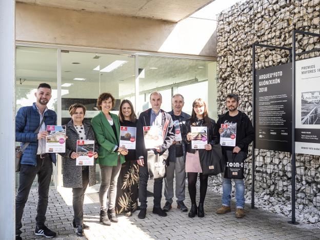 Luis Santiago (Olympus), Paloma García (Museos Arqueológicos de Gijón), la concejala Montserrat López Moro, María de Álvaro (coordinadora del Aula de Cultura de EL COMERCIO) y los premiados Pablo Baena, José Cuervo, Lucía Gallego y Mario Matías. 