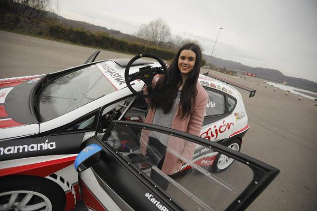 Carla Álvarez junto a su coche en el circuito CISvial de Langreo. 