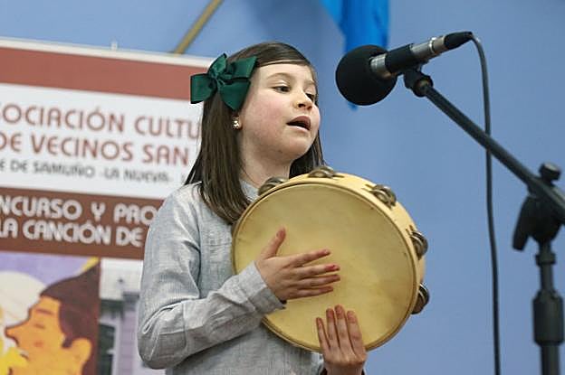 Irene Álvarez con la pandereta. 
