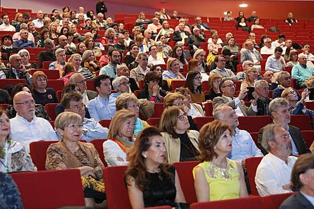 Asistentes al homenaje, en el Niemeyer, a los 349 profesores y 46 administrativos de la Consejería de Educación que se jubilan. 
