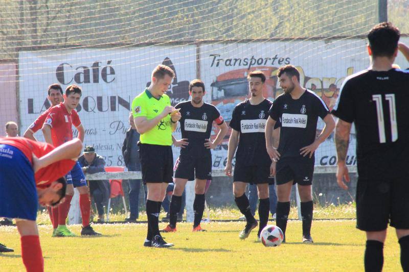 El equipo de Castañón remonta en inferioridad en Santianes con goles de Naranjo y Marcos