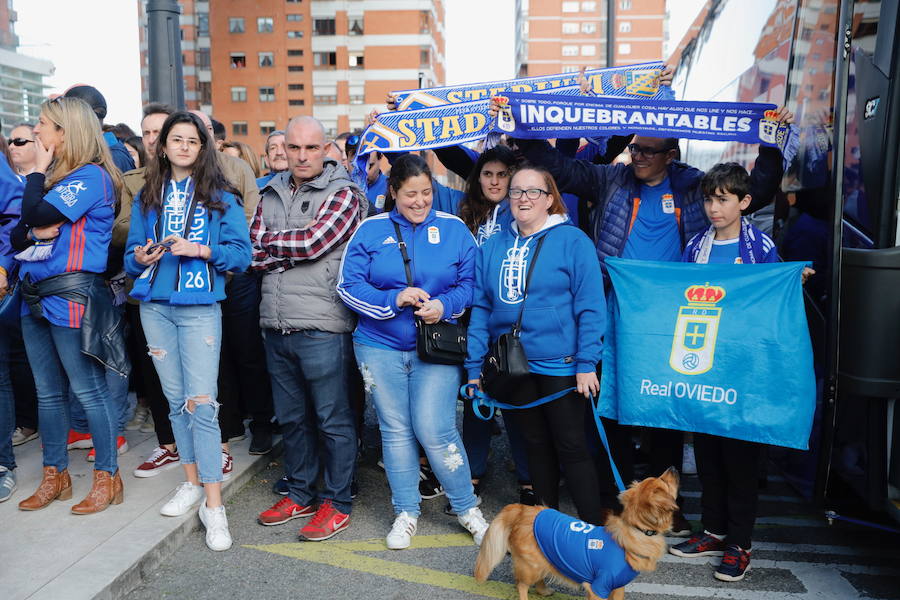 El equipo azul sale del hotel de concentración para dirigirse a El Molinón.