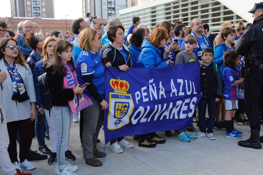 El equipo azul sale del hotel de concentración para dirigirse a El Molinón.