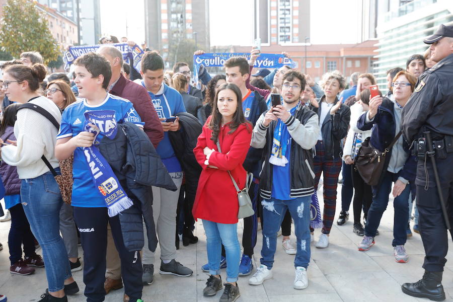 El equipo azul sale del hotel de concentración para dirigirse a El Molinón.