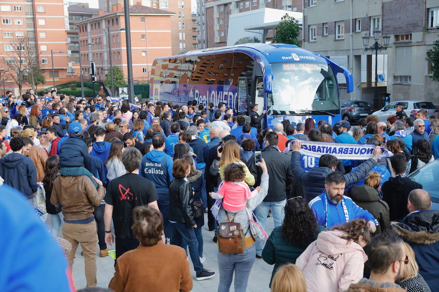 El equipo azul sale del hotel de concentración para dirigirse a El Molinón.