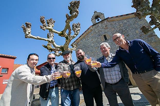 Brindis por la cultura sidrera en Sariego. 