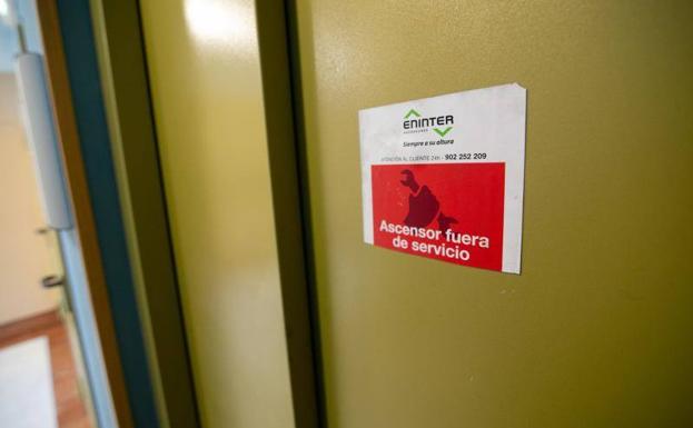 Cartel indicando que el ascensor del edificio de Colloto está averiado. 