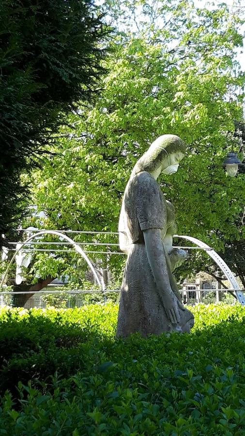 Las esculturas más emblemáticas del parque de Isabel la Católica amanecieron este domingo con mascarilla. Es una nueva acción de protesta contra la contaminación en la ciudad.