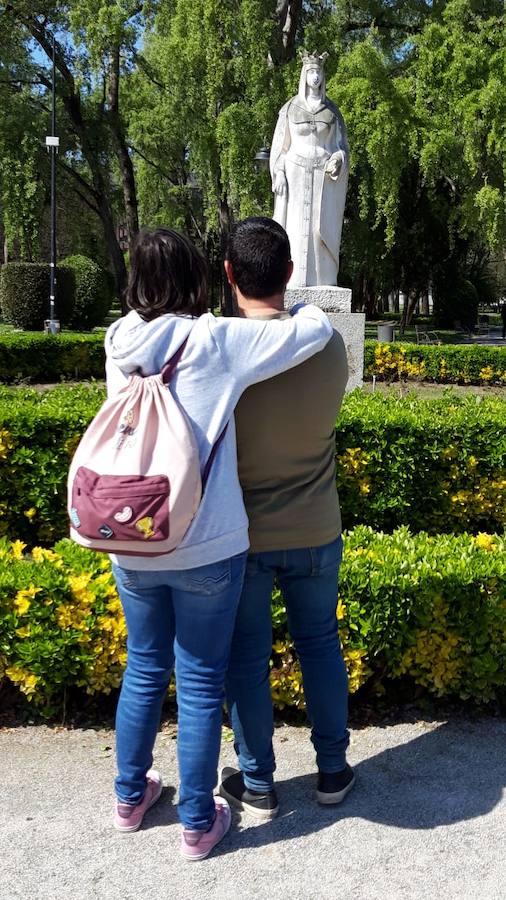 Las esculturas más emblemáticas del parque de Isabel la Católica amanecieron este domingo con mascarilla. Es una nueva acción de protesta contra la contaminación en la ciudad.