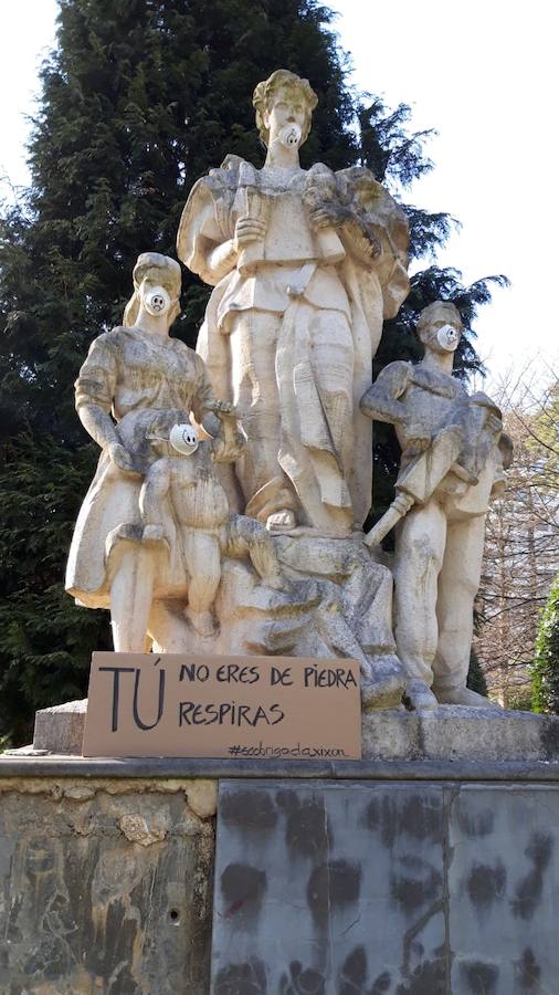 Las esculturas más emblemáticas del parque de Isabel la Católica amanecieron este domingo con mascarilla. Es una nueva acción de protesta contra la contaminación en la ciudad.