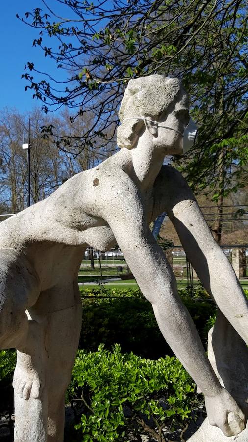 Las esculturas más emblemáticas del parque de Isabel la Católica amanecieron este domingo con mascarilla. Es una nueva acción de protesta contra la contaminación en la ciudad.