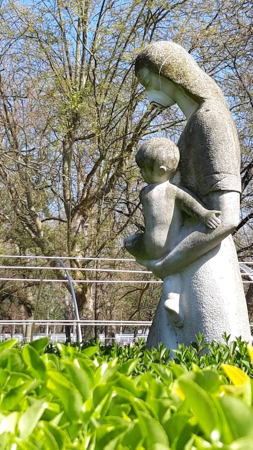 Las esculturas más emblemáticas del parque de Isabel la Católica amanecieron este domingo con mascarilla. Es una nueva acción de protesta contra la contaminación en la ciudad.