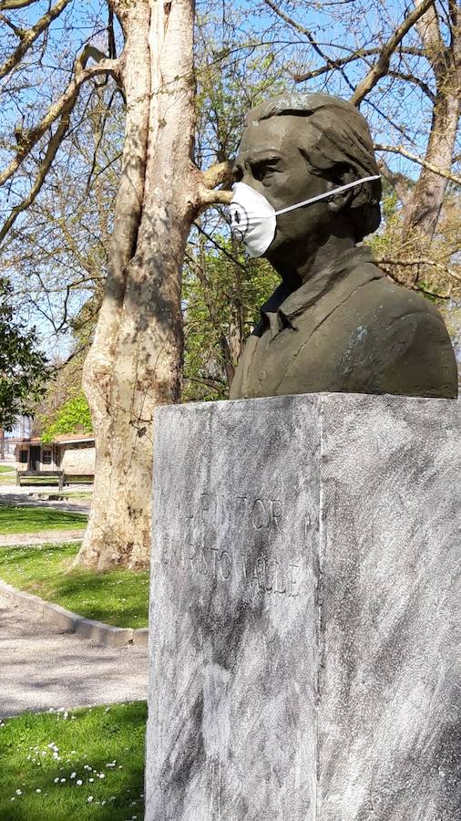 Las esculturas más emblemáticas del parque de Isabel la Católica amanecieron este domingo con mascarilla. Es una nueva acción de protesta contra la contaminación en la ciudad.