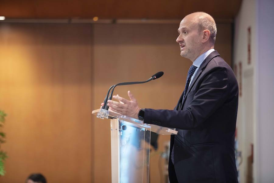 José Miguel Herrero, director general Industria Alimentaria del Ministerios de Agricultura, Pesca y Alimentación, y María Jesús Álvarez, consejera de Desarrollo Rural del Principado, han presidido la I Jornada del sector agroalimentario en Asturias organizada por EL COMERCIO en Gijón. La cita ha sido organiza con la colaboración del Foro Interalimentario, Liberbank, Equilibria-Impulsa Gijón y el Principado de Asturias. 