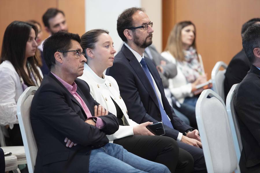 José Miguel Herrero, director general Industria Alimentaria del Ministerios de Agricultura, Pesca y Alimentación, y María Jesús Álvarez, consejera de Desarrollo Rural del Principado, han presidido la I Jornada del sector agroalimentario en Asturias organizada por EL COMERCIO en Gijón. La cita ha sido organiza con la colaboración del Foro Interalimentario, Liberbank, Equilibria-Impulsa Gijón y el Principado de Asturias. 