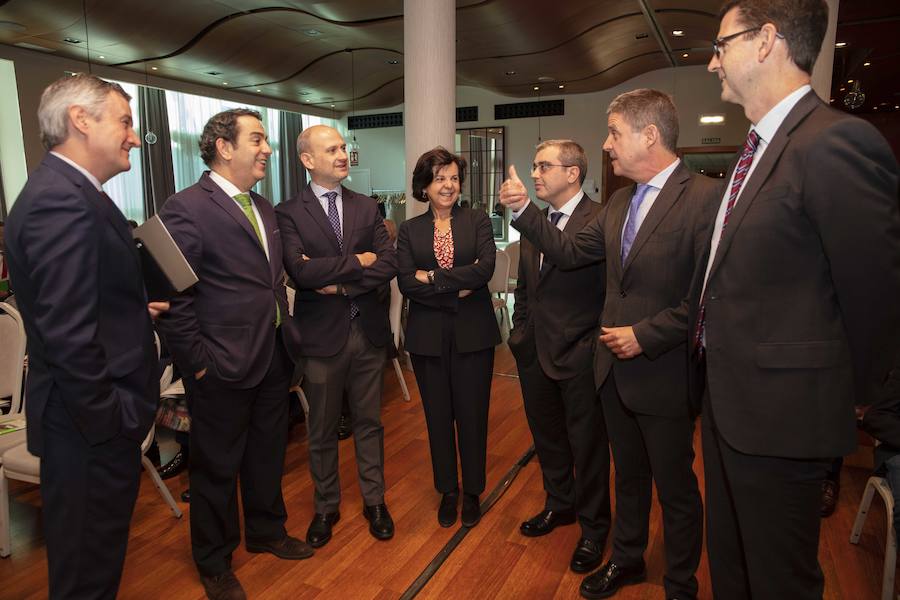 José Miguel Herrero, director general Industria Alimentaria del Ministerios de Agricultura, Pesca y Alimentación, y María Jesús Álvarez, consejera de Desarrollo Rural del Principado, han presidido la I Jornada del sector agroalimentario en Asturias organizada por EL COMERCIO en Gijón. La cita ha sido organiza con la colaboración del Foro Interalimentario, Liberbank, Equilibria-Impulsa Gijón y el Principado de Asturias. 