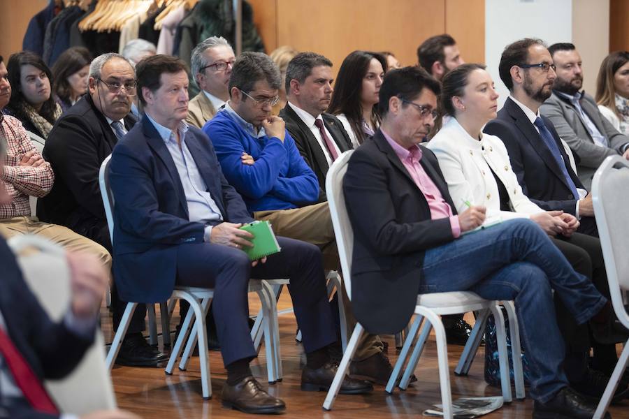 José Miguel Herrero, director general Industria Alimentaria del Ministerios de Agricultura, Pesca y Alimentación, y María Jesús Álvarez, consejera de Desarrollo Rural del Principado, han presidido la I Jornada del sector agroalimentario en Asturias organizada por EL COMERCIO en Gijón. La cita ha sido organiza con la colaboración del Foro Interalimentario, Liberbank, Equilibria-Impulsa Gijón y el Principado de Asturias. 