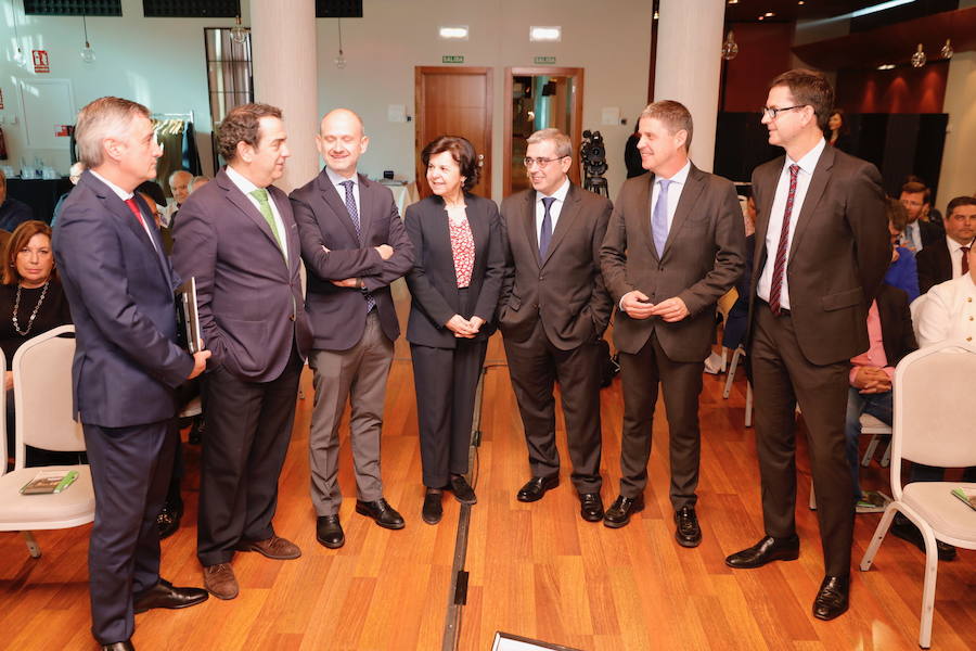 José Miguel Herrero, director general Industria Alimentaria del Ministerios de Agricultura, Pesca y Alimentación, y María Jesús Álvarez, consejera de Desarrollo Rural del Principado, han presidido la I Jornada del sector agroalimentario en Asturias organizada por EL COMERCIO en Gijón. La cita ha sido organiza con la colaboración del Foro Interalimentario, Liberbank, Equilibria-Impulsa Gijón y el Principado de Asturias. 