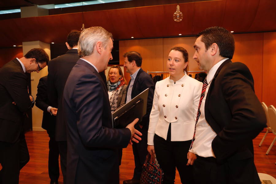 José Miguel Herrero, director general Industria Alimentaria del Ministerios de Agricultura, Pesca y Alimentación, y María Jesús Álvarez, consejera de Desarrollo Rural del Principado, han presidido la I Jornada del sector agroalimentario en Asturias organizada por EL COMERCIO en Gijón. La cita ha sido organiza con la colaboración del Foro Interalimentario, Liberbank, Equilibria-Impulsa Gijón y el Principado de Asturias. 