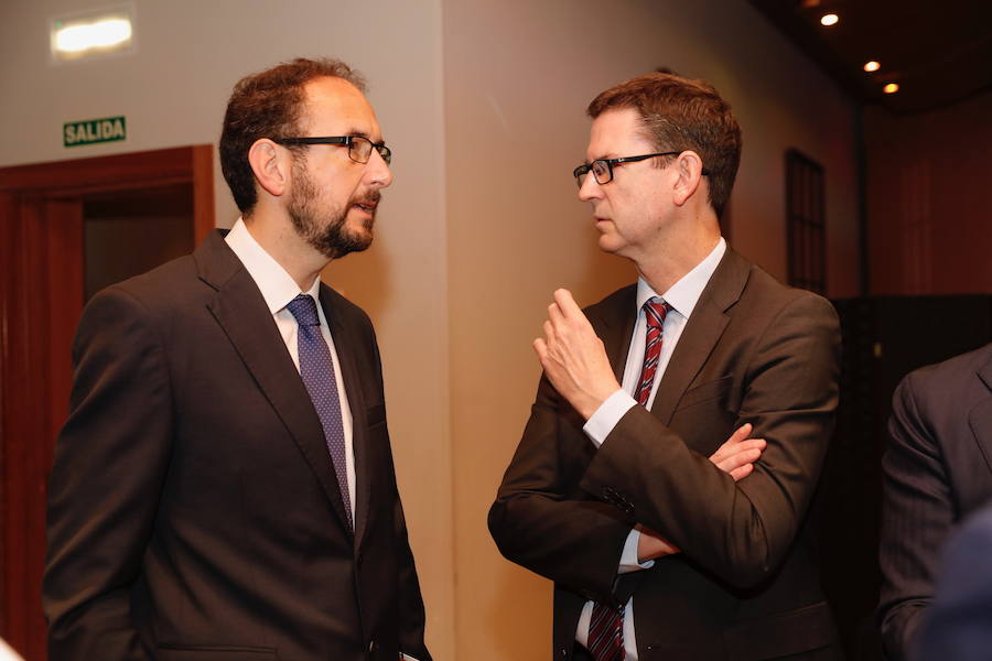 José Miguel Herrero, director general Industria Alimentaria del Ministerios de Agricultura, Pesca y Alimentación, y María Jesús Álvarez, consejera de Desarrollo Rural del Principado, han presidido la I Jornada del sector agroalimentario en Asturias organizada por EL COMERCIO en Gijón. La cita ha sido organiza con la colaboración del Foro Interalimentario, Liberbank, Equilibria-Impulsa Gijón y el Principado de Asturias. 