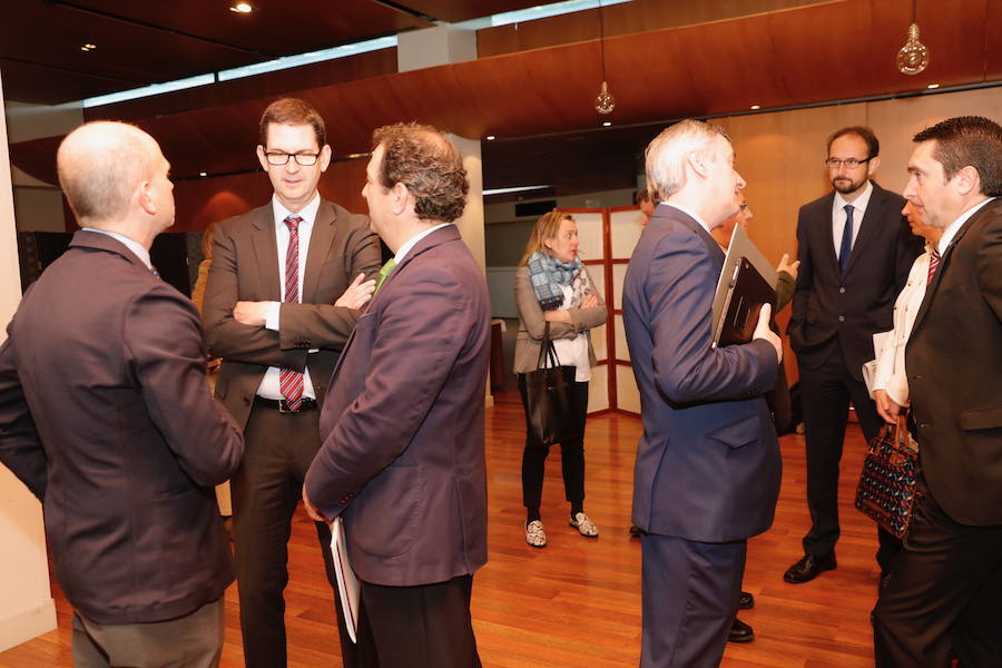 José Miguel Herrero, director general Industria Alimentaria del Ministerios de Agricultura, Pesca y Alimentación, y María Jesús Álvarez, consejera de Desarrollo Rural del Principado, han presidido la I Jornada del sector agroalimentario en Asturias organizada por EL COMERCIO en Gijón. La cita ha sido organiza con la colaboración del Foro Interalimentario, Liberbank, Equilibria-Impulsa Gijón y el Principado de Asturias. 