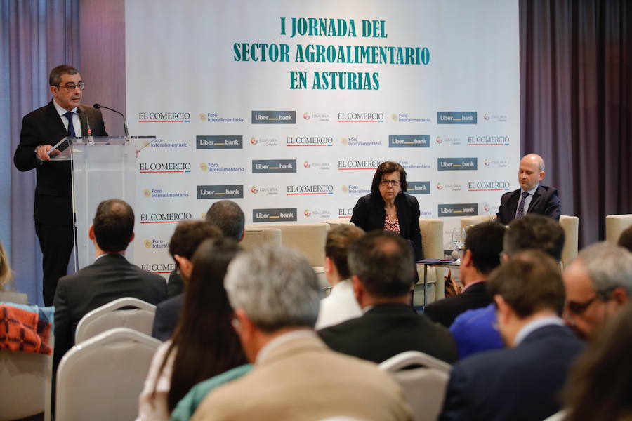 José Miguel Herrero, director general Industria Alimentaria del Ministerios de Agricultura, Pesca y Alimentación, y María Jesús Álvarez, consejera de Desarrollo Rural del Principado, han presidido la I Jornada del sector agroalimentario en Asturias organizada por EL COMERCIO en Gijón. La cita ha sido organiza con la colaboración del Foro Interalimentario, Liberbank, Equilibria-Impulsa Gijón y el Principado de Asturias. 