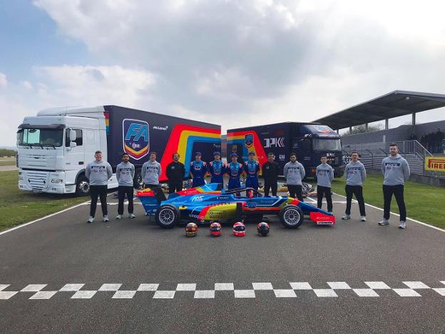 Los integrantes del FA Racing Team para la temporada 2019 posan junto a Fernando Alonso en las instalaciones de La Morgal. 