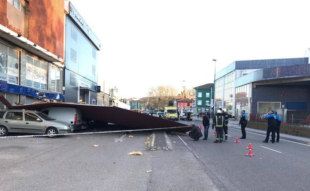 El derrumbe de la cubierta de una nave obliga a cortar la avenida de Lugo en Avilés