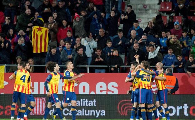 Los futbolistas de la selección catalana celebran el gol de Javi Puado. 