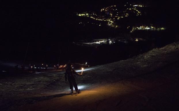 Descenso de antorchas en la celebración de la actividad Snowcooking de Cerler