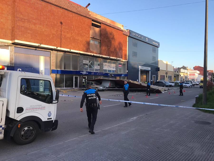 Parte de la estructura de la techumbre de una nave ha caído causando daños sobre siete vehículos. No hay heridos. La calle ha sido cortada para proceder a retirar el escombro