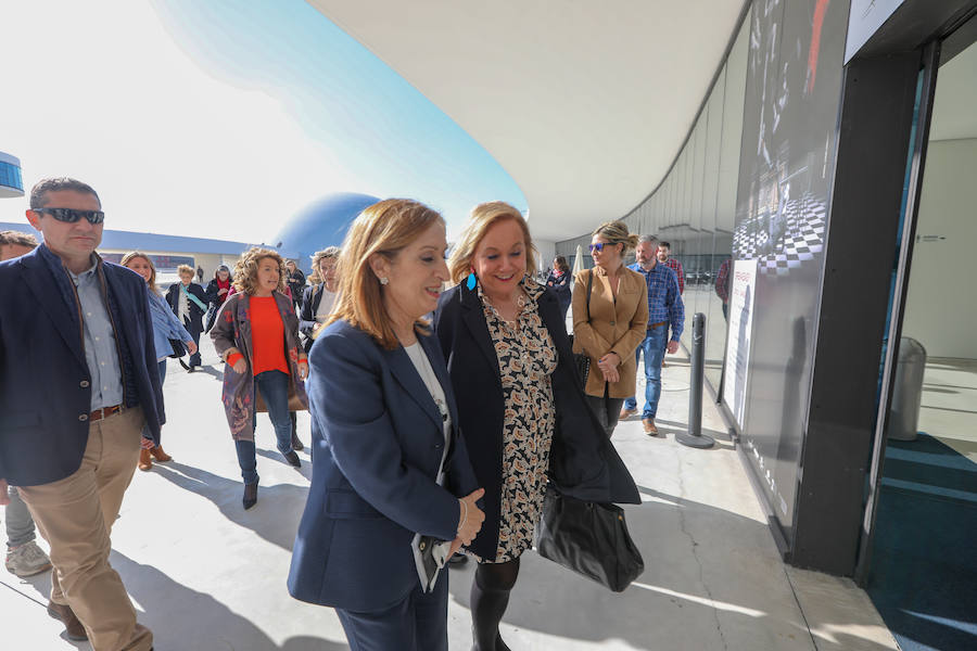 La presidenta del Congreso ha estado acompañada por las candidatas del PP a la Alcaldía de Avilés, el Principado y el Congreso: Esther Llamazares, Teresa Mallada y Paloma Gázquez. 