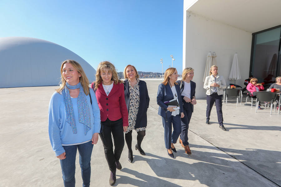 La presidenta del Congreso ha estado acompañada por las candidatas del PP a la Alcaldía de Avilés, el Principado y el Congreso: Esther Llamazares, Teresa Mallada y Paloma Gázquez. 