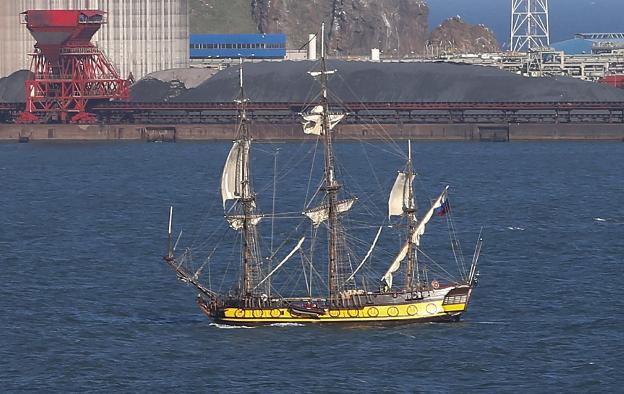 La goleta rusa, en la bahía gijonesa. 