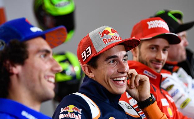 Márquez, sonriente junto a Dovizioso ante la prensa