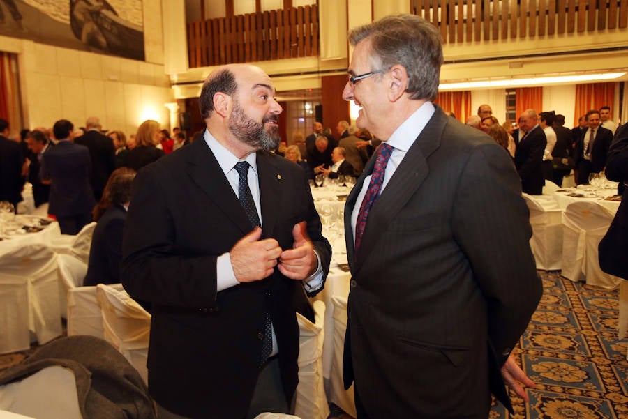 El presidente y fundador de la multinacional ILAS-Reny Picot agradeció el premio que le otorgó la revista 'Vivir Oviedo' y relató que el acto era «la unión entre la Asturias del centro y la de las alas».