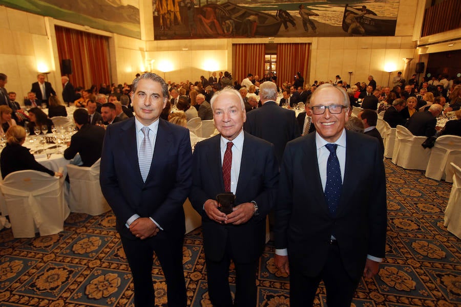 El presidente y fundador de la multinacional ILAS-Reny Picot agradeció el premio que le otorgó la revista 'Vivir Oviedo' y relató que el acto era «la unión entre la Asturias del centro y la de las alas».