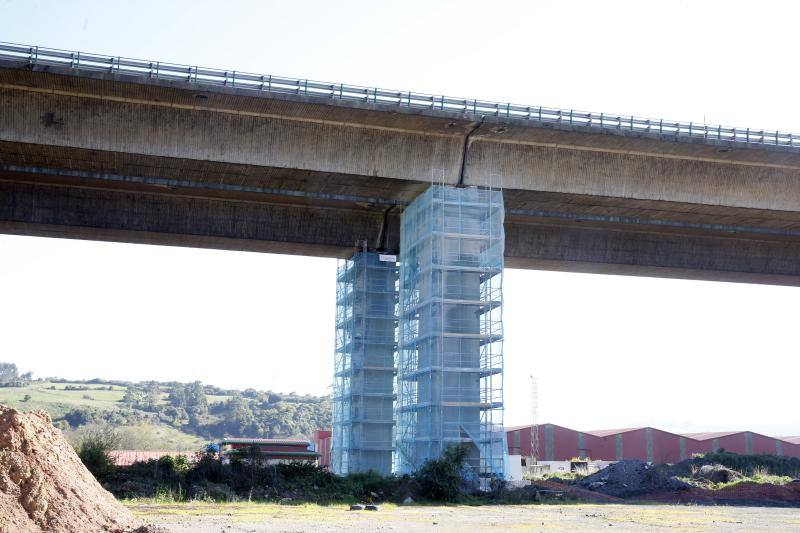 Ya se han colocado andamios en los tres pilares del viaducto de Somonte, con lo que se dan comienzo las obras de mejora de esta estructura, que cada día utilizan 44.300 vehículos.