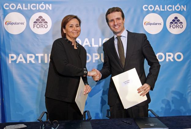 Carmen Moriyón y Pablo Casado se dan la mano tras sellar el acuerdo de coalición entre populares y foristas. 