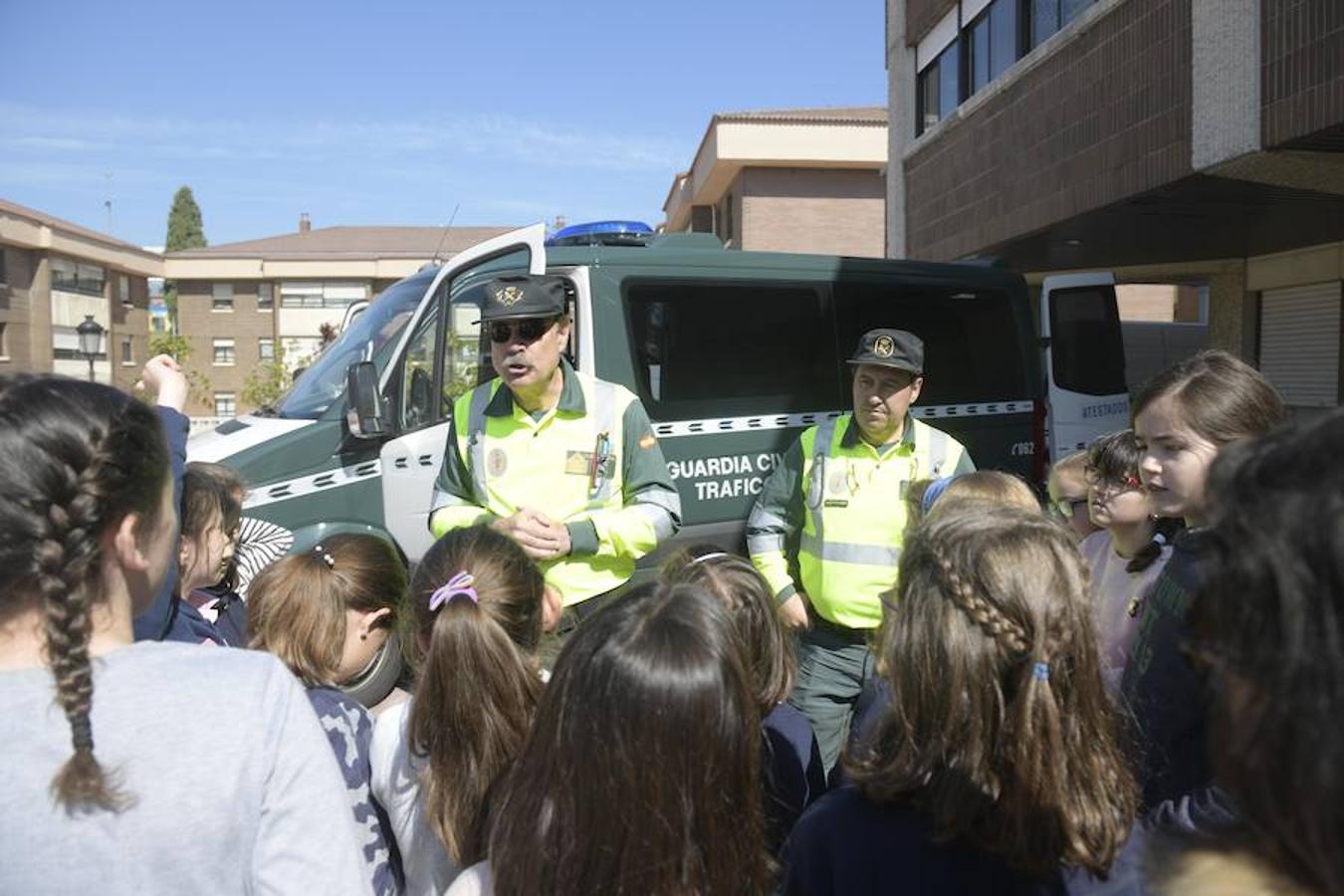 Los niños conocen de primera mano el trabajo diario de la Guardia Civil en la comandancia de Oviedo