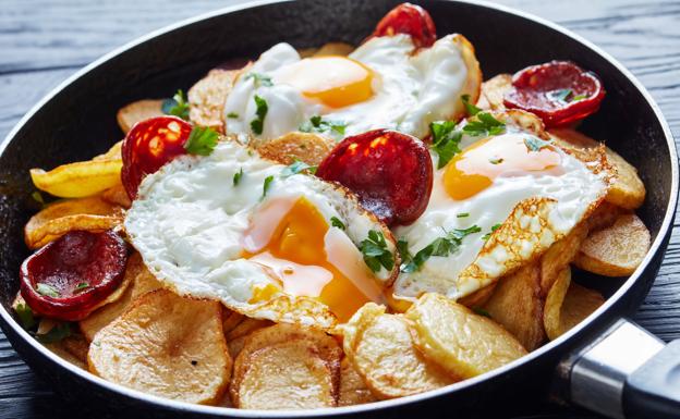 Sartén de huevos, patatas y chorizo. 