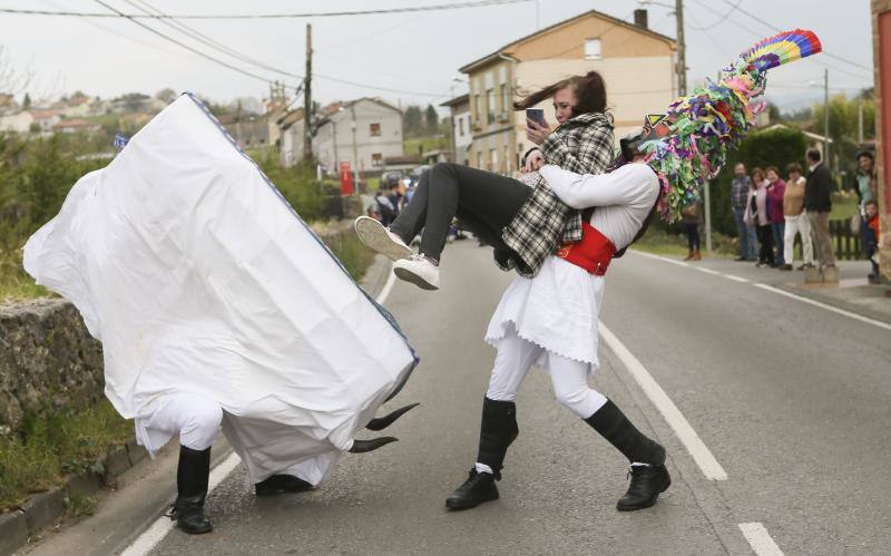 Grupos de emascarados de León, Guadalajara, Ourense y varias partes de Asturias se reunieron para desfilar por las calles de la localidad sierense 