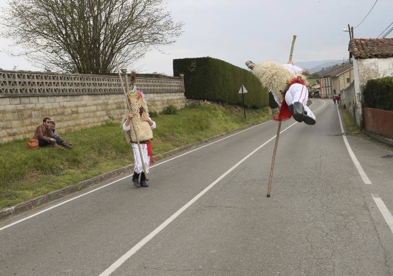 Grupos de emascarados de León, Guadalajara, Ourense y varias partes de Asturias se reunieron para desfilar por las calles de la localidad sierense 