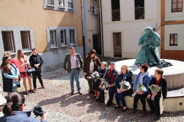 Las rederas, ante la estatua de bronce dedicada al oficio en la calle de La Estrecha. 