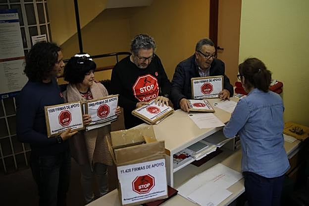 Integrantes de la plataforma en defensa del conservatorio entregan las firmas en el registro de la mancomunidad. 